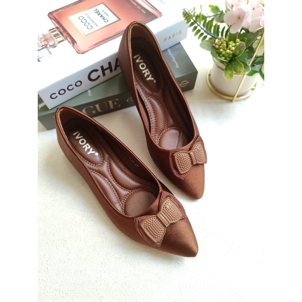 Ivory Sepatu Wanita Hak Pendek 4cm Kerja Satin 244 Hitam