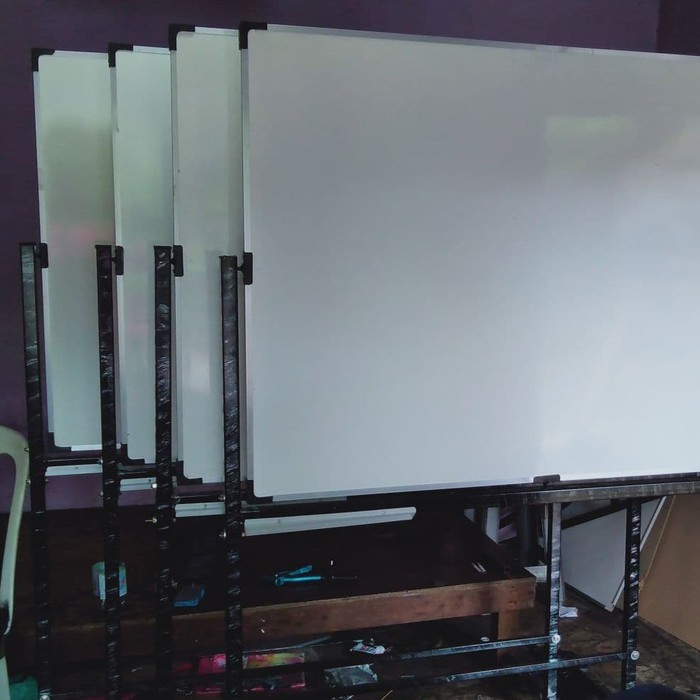 

Papan Tulis Standing Non Magnetik - Single Face 100 × 120 Cm