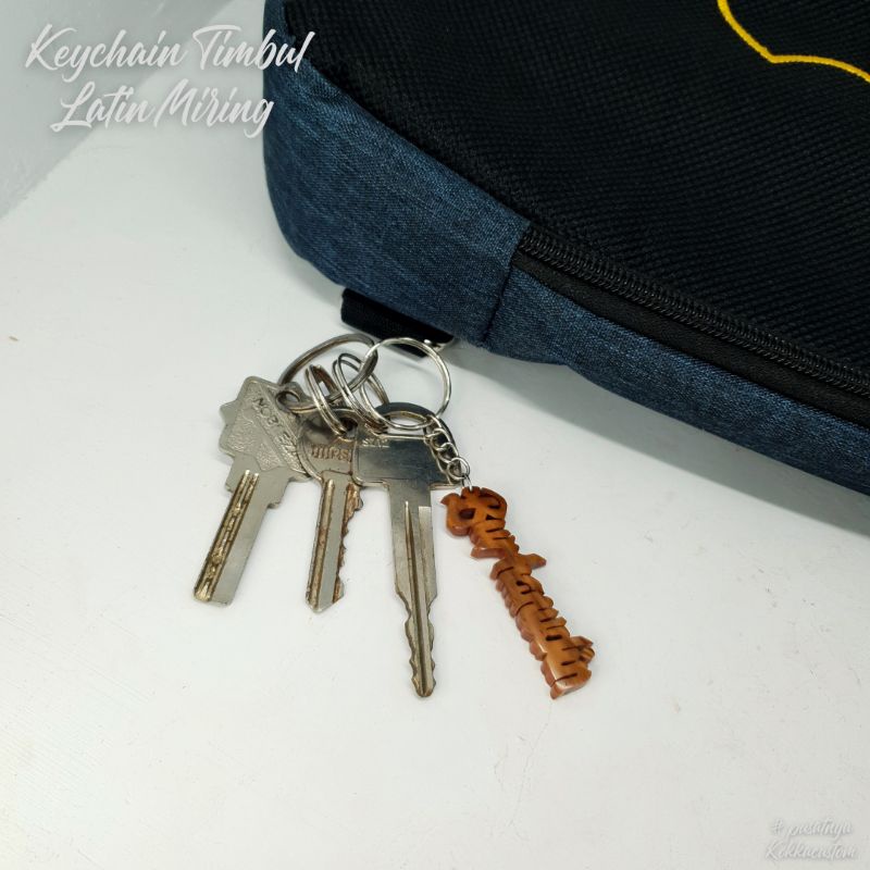 keychain huruf timbul latin miring gantungan kunci kokka kaukah kaokah