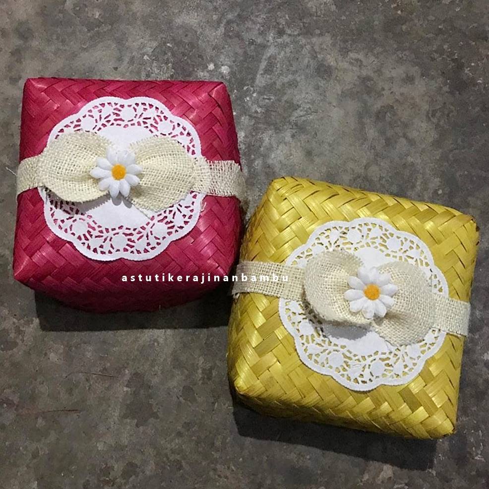 

Besek Pita Goni Hias Warna 18 x 18 x 8 cm/Besek Hias Unik/Besek Pita Goni/Besek Pita Rami/Besek Warna