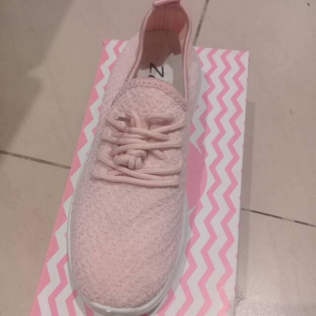 Sepatu zelia perempuan