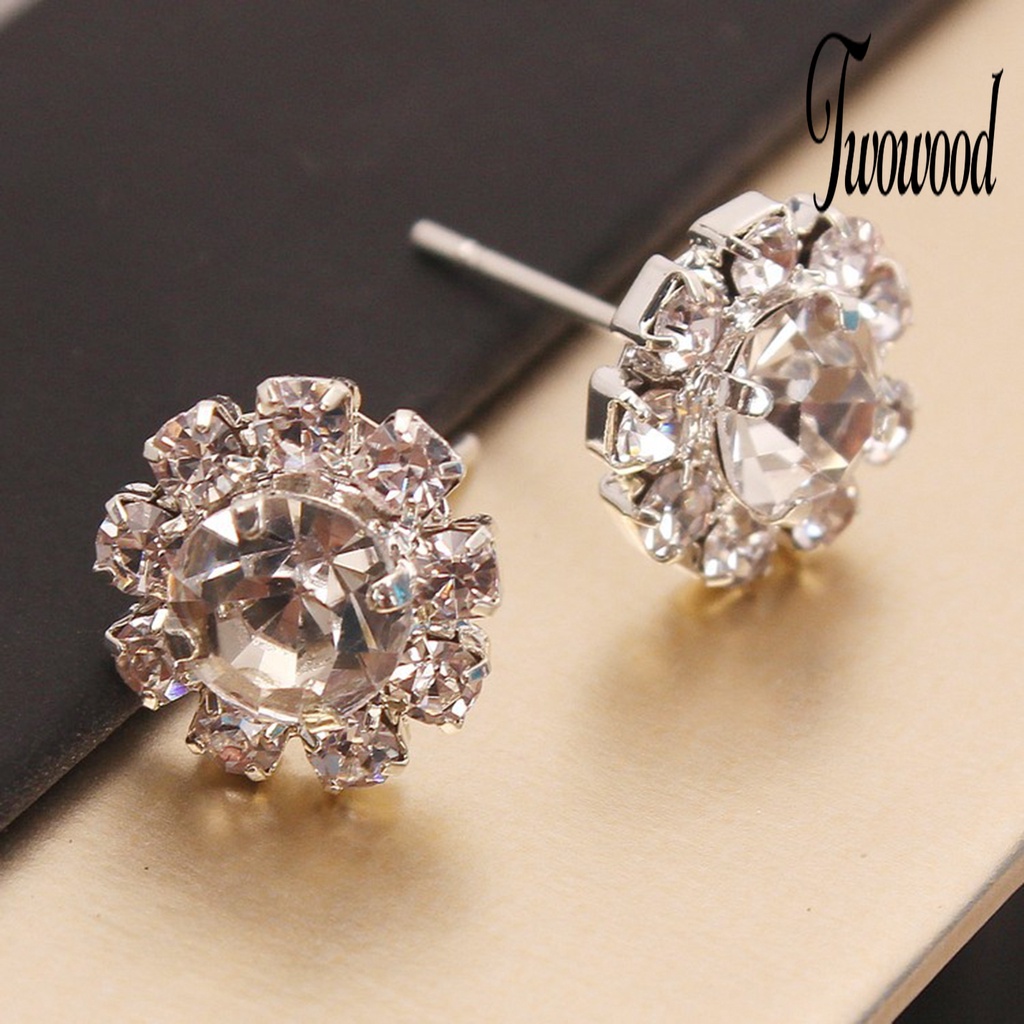 1 Pasang Anting Stud Bentuk Bunga Aksen Berlian Imitasi Bahan Alloy Untuk Wanita