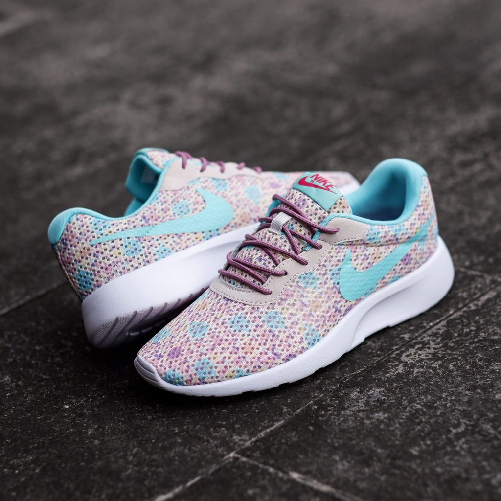 nike tanjun hologram