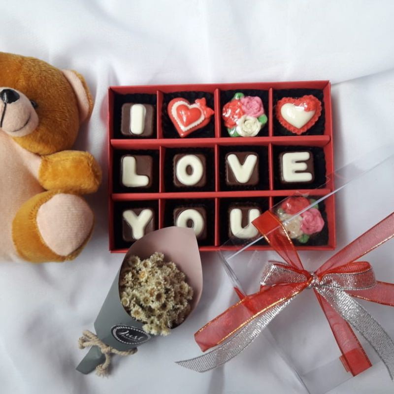

Kado ulang tahun anniversary valentine coklat isi 12
