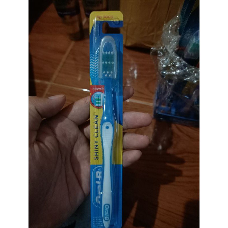 Sikat Gigi Oral-B Shiny Clean