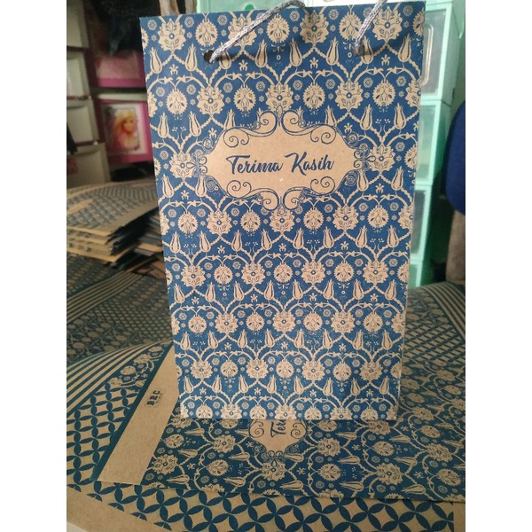 

PAPERBAG UKURAN 25X15X8 ISIAN WAFER TANGGO DAN TEH PUCUK