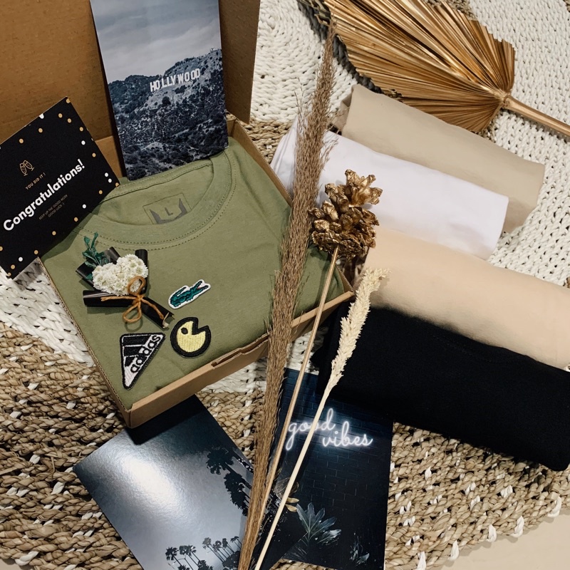 

KADO UNTUK COWO / HAMPERS COWO KEKINIAN / KADO WISUDA / KADO ANNIVERSARY / KADO COWO KALEM / KADO UNTUK PACAR / KADO SUAMI