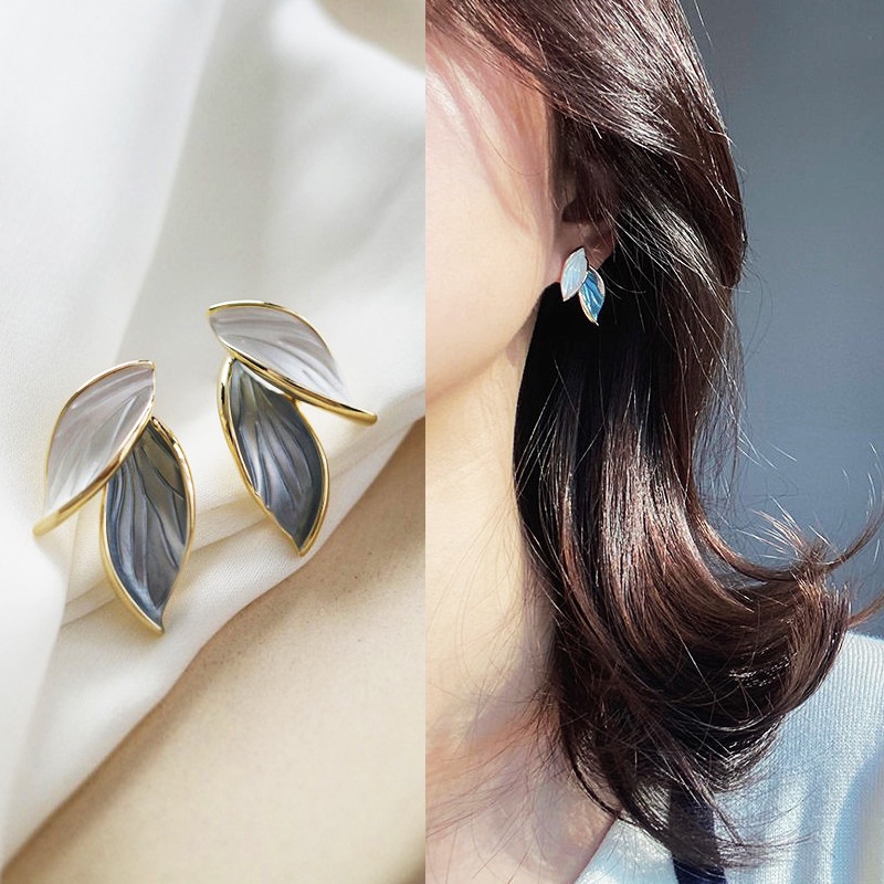 Anting Tusuk Motif Daun Warna Abu-Abu Ala Korea Untuk Wanita 2021