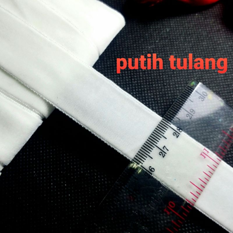 

per rol 15 meter,pita bludru/velvet warna putih tulang lebar 2 cm