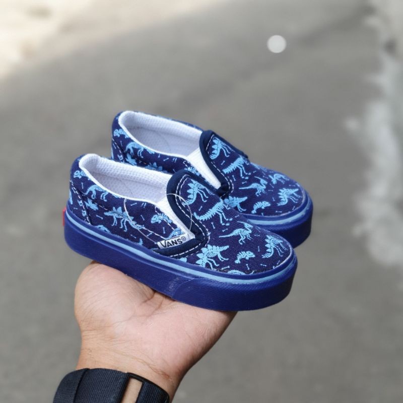 Sepatu anak slip on motif dino / glowskull