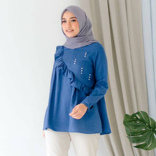 Claire Blouse Wearing Klamby