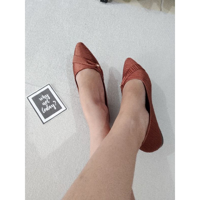 sepatu flat shoes wanita terbaru pesta  LOUISDEAR Sepatu flat shoes bahan satin double E B15