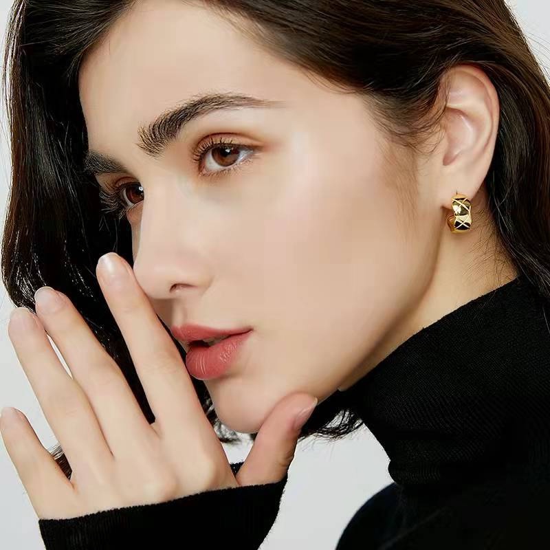 Anting Tusuk Warna Gold Gaya Elegan Untuk Wanita