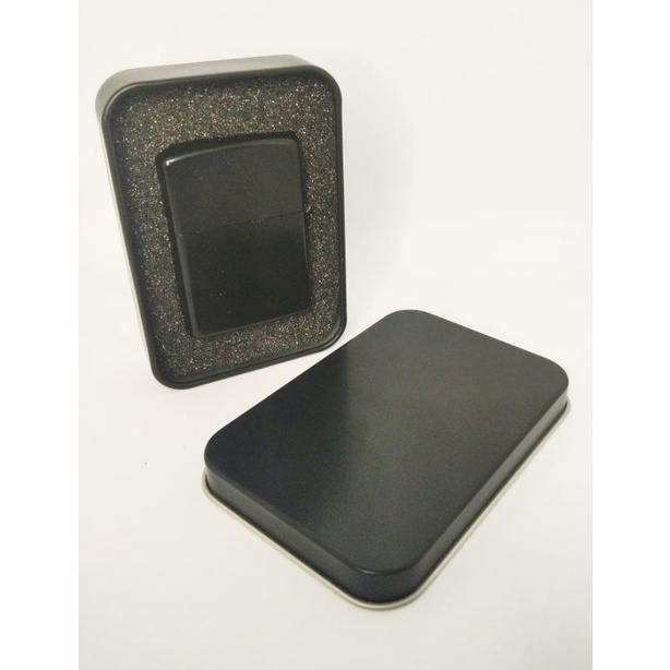 

ZIPPO + BOX HITAM / SILVER / POLOS / KEMASAN / HAMPERS / MINI / KOLEKSI / HADIAH / KADO PRIA