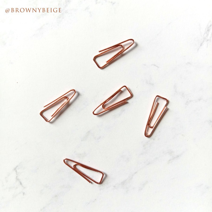 

PAPER CLIP ROSE GOLD / KLIP KERTAS EMAS AESTHETIC TRIGONAL - untuk jurnal journaling polaroid penpal bujo kit dekorasi foto pigura vintage korean japandi nordic cute estetik BROWNYBEIGE