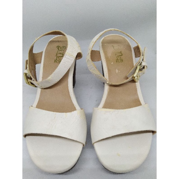 spatu heels putih BRASH