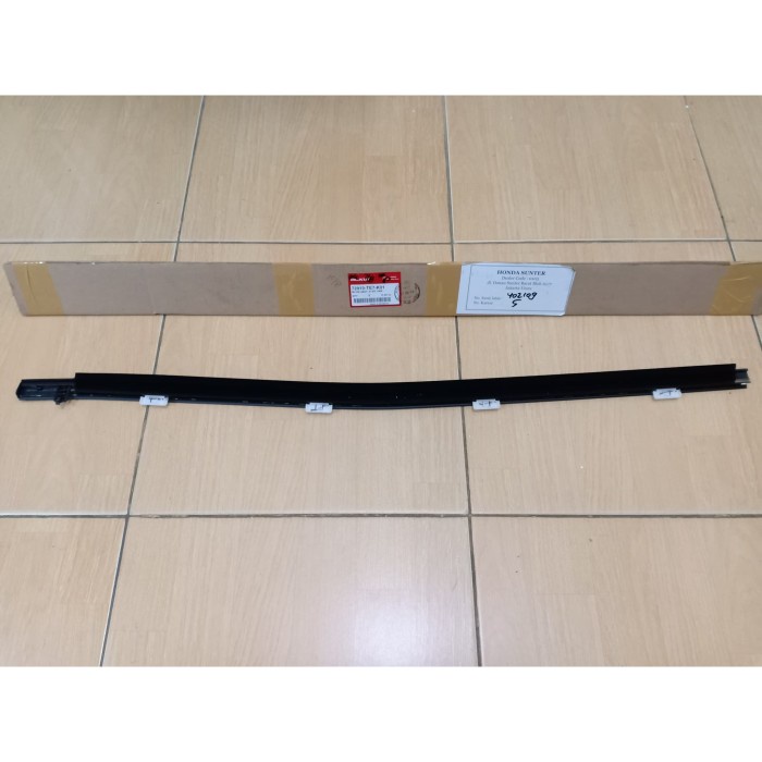 Pelipit Kaca Pintu Belakang Mobilio Genuine