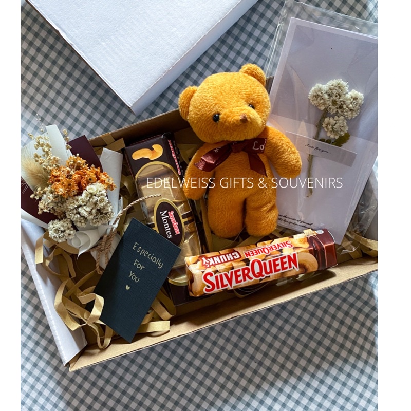 

GIFT/ FAVORITE SET GIFT BOX / BIRTHDAY GIFTBOX / BIRTHDAY HAMPERS/ HAMPERS ULANG TAHUN