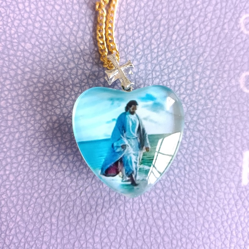 Kalung Liontin Kaca Kristal Bentuk Hati Desain Jesus Untuk Pria
