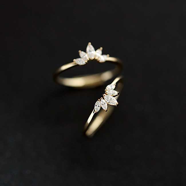 Cincin Wanita Bahan Titanium Steel Warna Gold Desain Bunga Hias Kristalzircon Untuk Pernikahanpertunangan