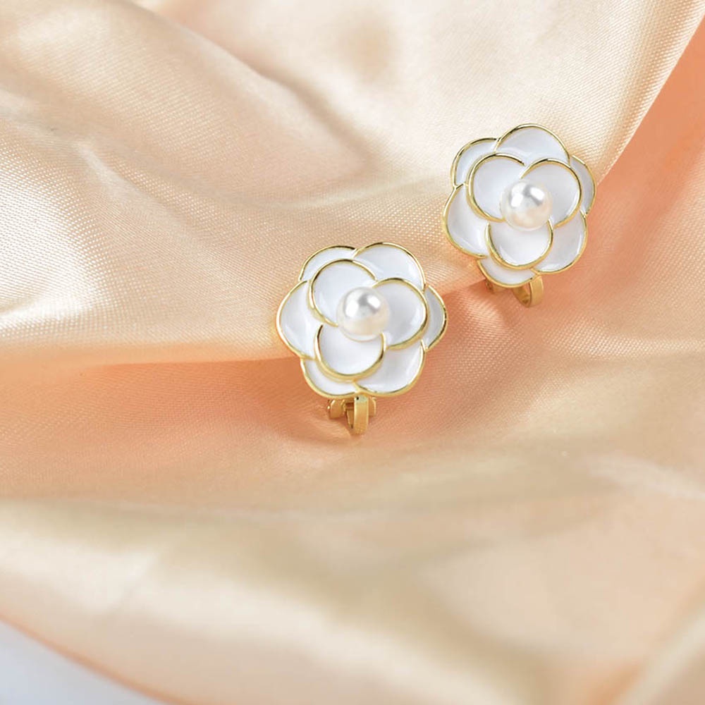 Anting Klip Tanpa Tindik Desain Bunga Enamel Hias Mutiara Warna Putih Untuk Wanita