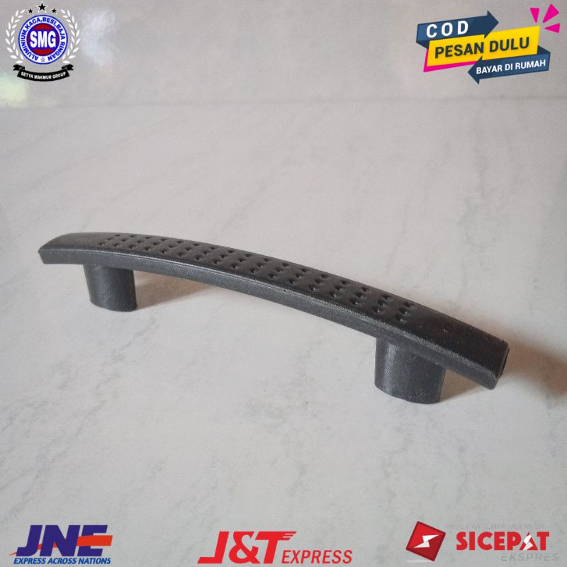 Handle Bintik Tarikan Pintu Lemari Laci Warna Hitam Ukuran P14cm Jarak Antar Baut 96mm