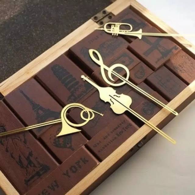 

Pembatas Buku Metal Bookmark Instrumen Musik