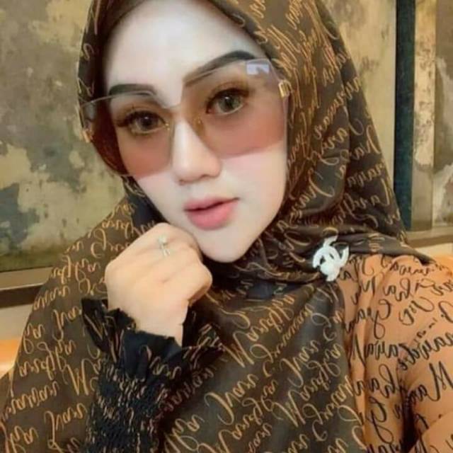 Segi Empat Deenay KW Ivan Gunawan