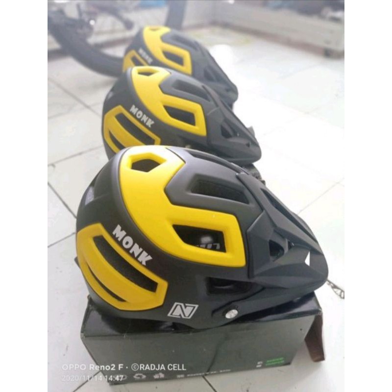 Helm Monk Nautilus Hitam - Kuning