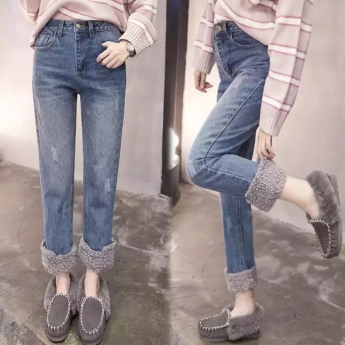 Celana Jeans Wanita Boyfriend Jeans dengan Aksen Bulu Domba