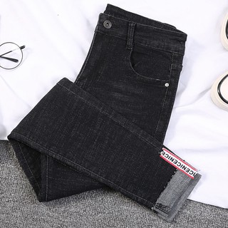  Celana  Jeans Wanita Model High Waist dan Ripped dengan 