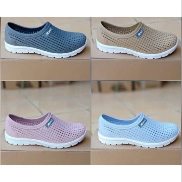 Sepatu wanita karet Att