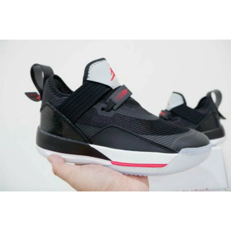 Sepatu Basket Jordan 33 Low SE Black Cement