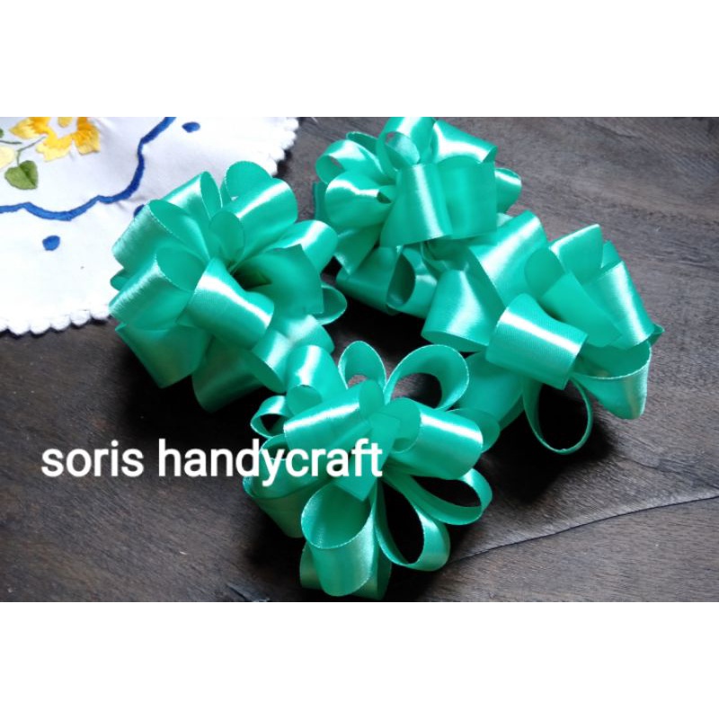 

aplikasi pita kado/pita hampers/ pitapompom.diameter kurleb 6 cm