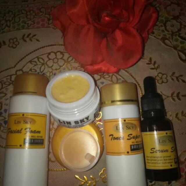linsky yang lengkap dengan cream yang hanya satu,buat siang malam,toner,facial foam,dan serum.