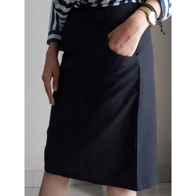 Rok Span Hitam Selutut (Premium)