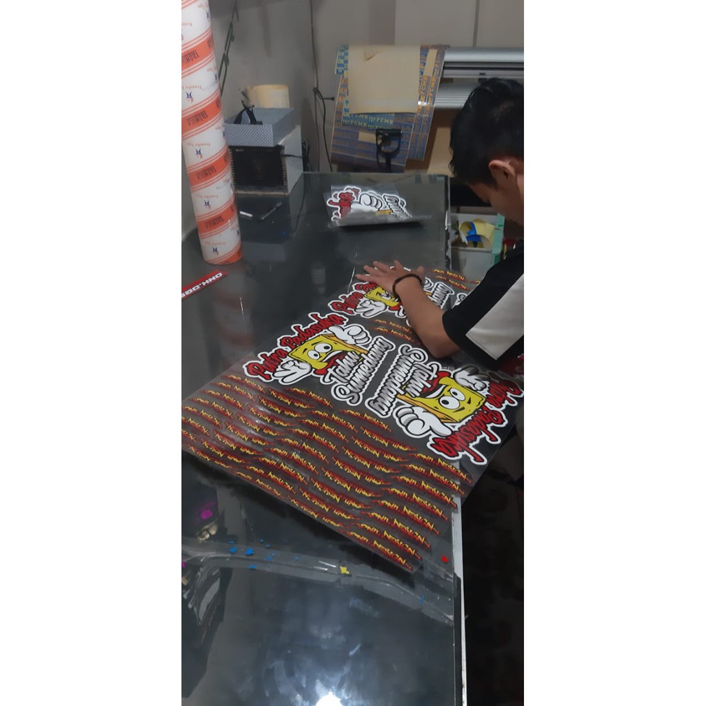 

cutting sticker stiker bebas desain printing waterproof label merk laminasi 122