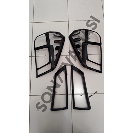 Garnish Lampu Belakang Calya Hitam