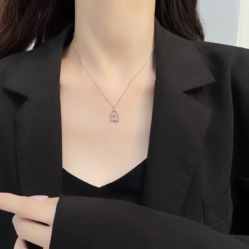 Kalung Rantai Dengan Liontin Bunga Mawar Hollow out Untuk Wanita