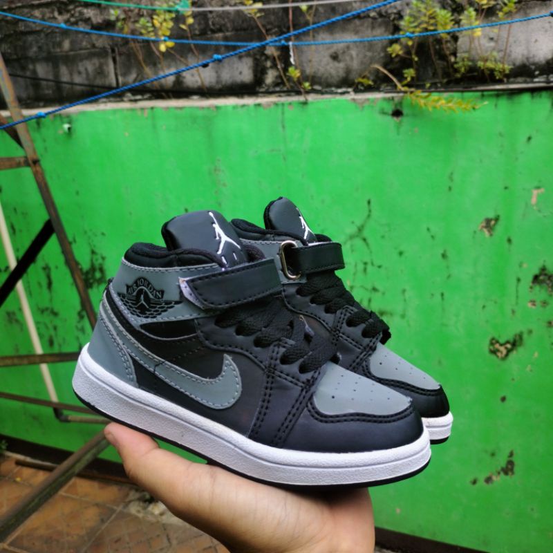 SEPATU ANAK NIKE AIR JORDAN HITAM ABU GRADE ORI SEPATU SEKOLAH ANAK