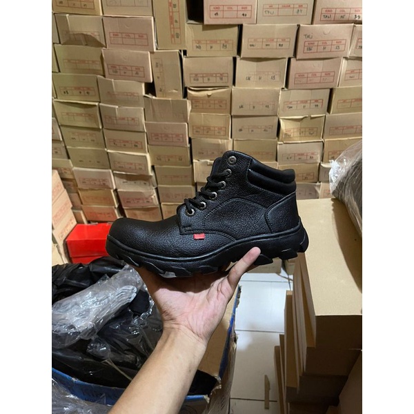 sepatu safety boots,sepatu safety Caterpillar dan Kickers ,sepatu safety boots kerja proyek