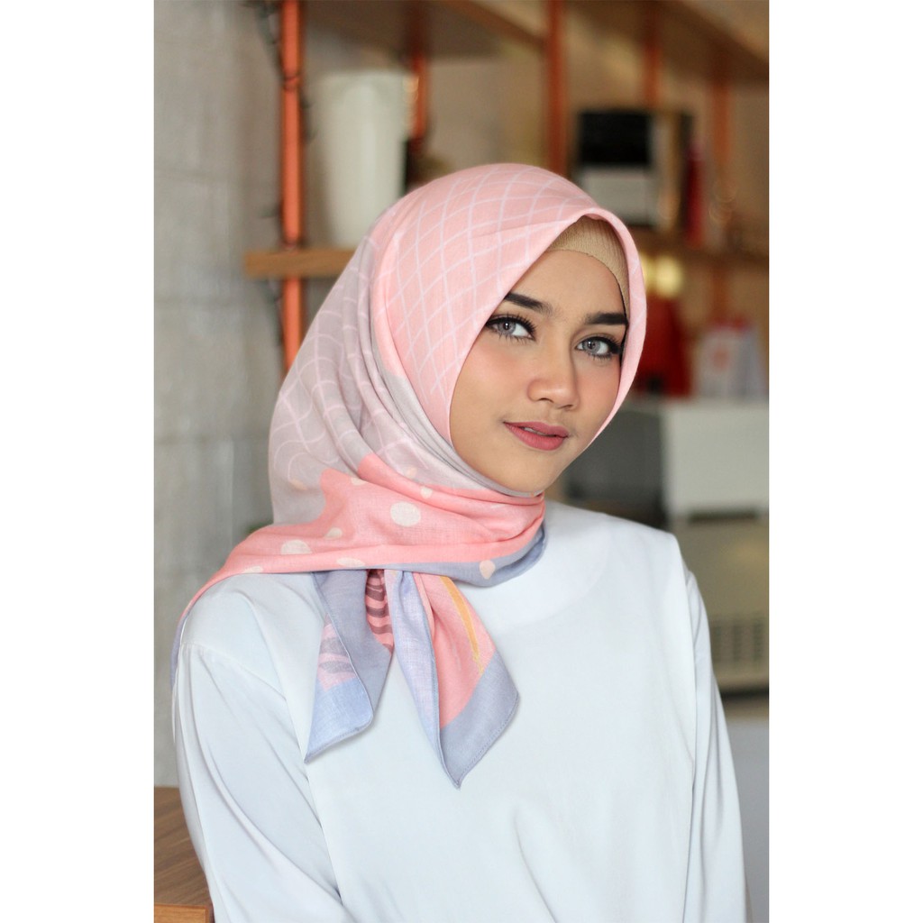 ROCELLA HIJAB NAURA CORAL - Hijab Segi Empat Full Motif, Cantik dan Elegant