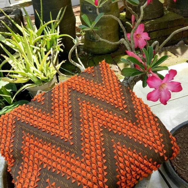 Kain tenun sutra bulu