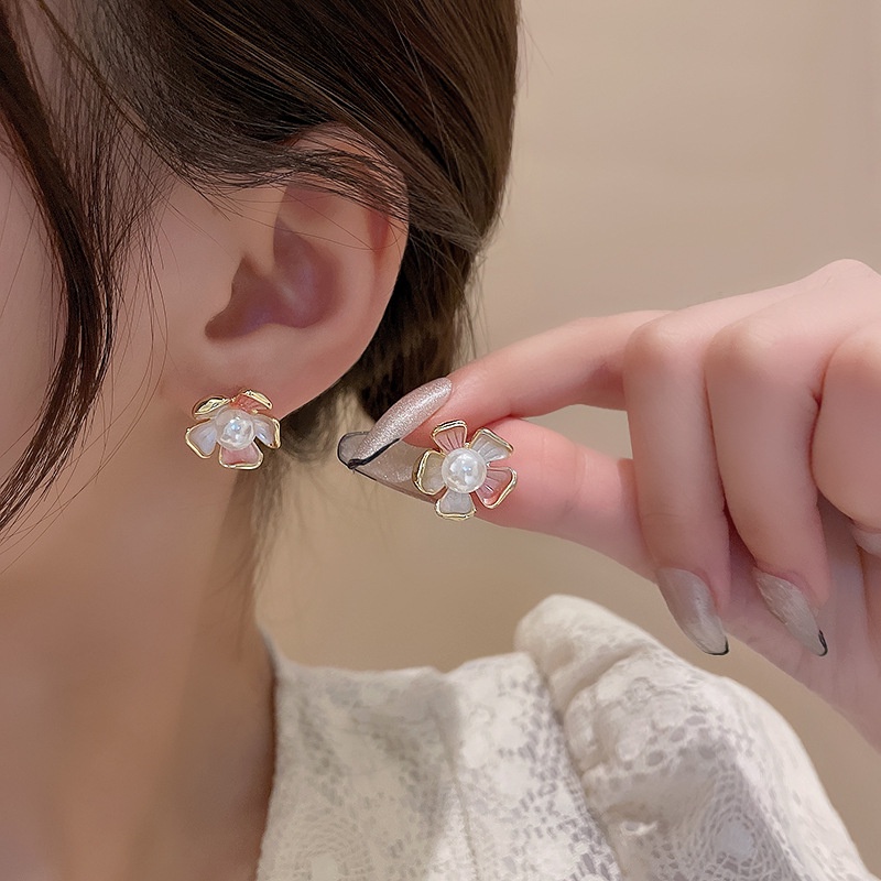 Anting Stud Bentuk Bunga Tiga Dimensi Aksen Mutiara Gaya Vintage Korea