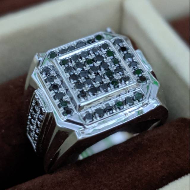 Cincin berlian hitam
