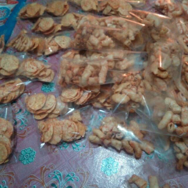 

Keripik makaroni dan opak