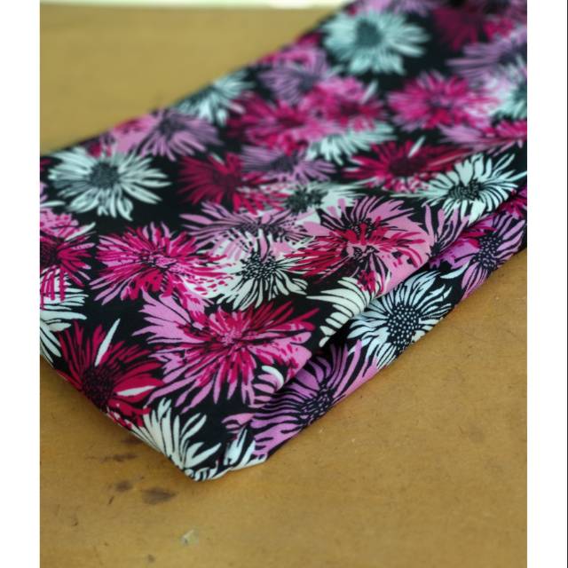 Khimar hijab segiempat wolfis motif bunga dasar hitam