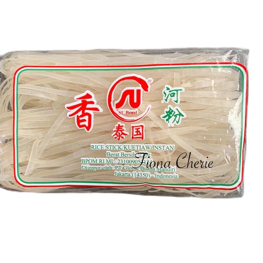 

Pasti Untung--kwetiau kering SU brand 220 gr / mie kwetiaw / kwetiaw kering