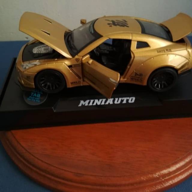 Diecast Mobil 1:32 Metal GTR Gold