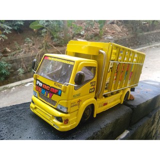 Miniatur Truk Canter PVC warna kuning panjang 38cm x 13cm Miniatur Truk Canter PVC warna kuning panjang 38cm x 13cm